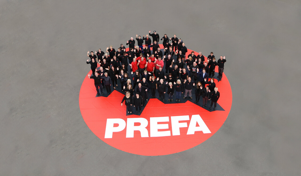 Bilde av vinkende kontaktperson fra PREFA.