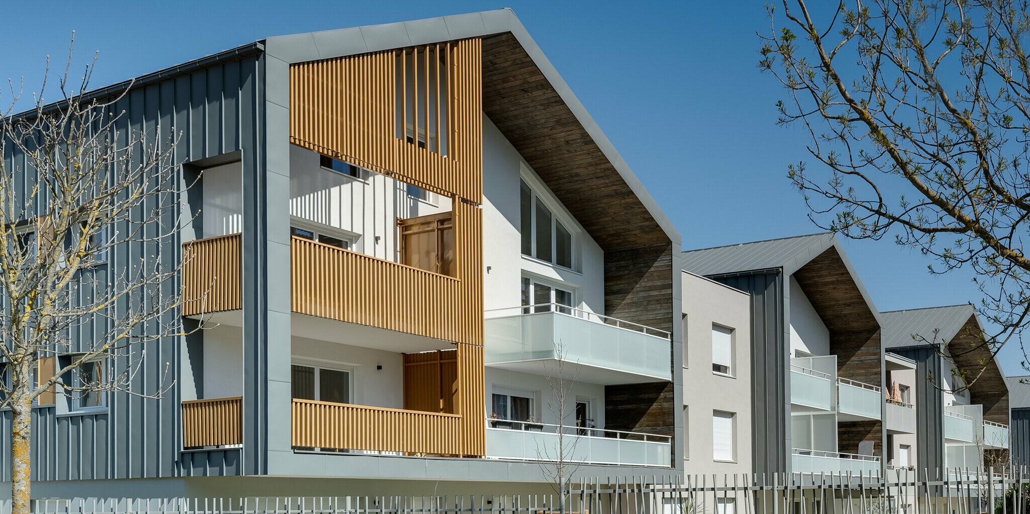Die Résidence L’Athéna besteht aus mehreren Gebäudeteilen, die mit PREFALZ in P.10 Hellgrau verkleidet wurden. Die Wohnanlage wurde von ARCANE Architectes in Varces-Allières-et-Risset, Freankreich errichtet.