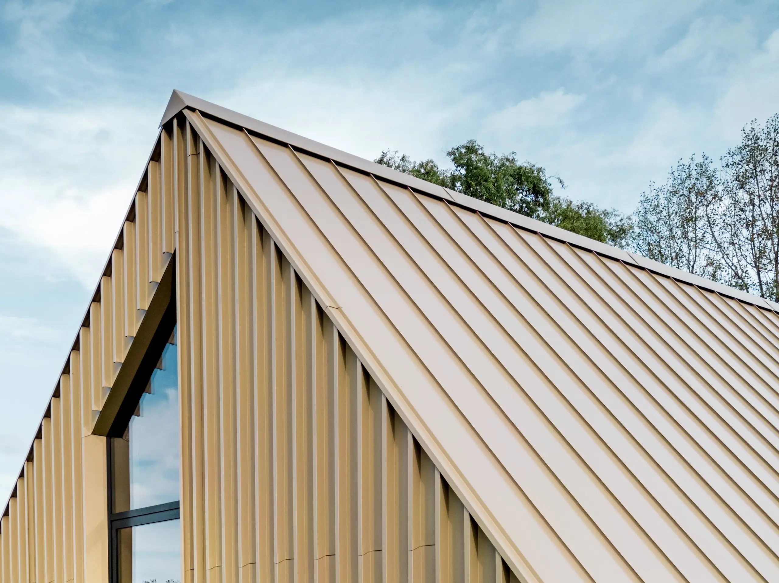 PREFA Falzonal Fassade im Farbton Neukupfer