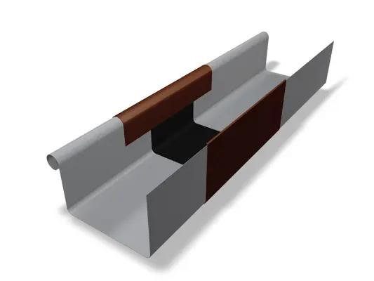 Bildet viser et PREFA skjøtestykke for firkantrenne med vulst og dekkplate i gråbrun, laget av høykvalitets aluminium. Dette koblingselementet brukes til å forlenge firkantrenner og sikrer en tett, holdbar og visuelt tiltalende forbindelse i takavløpssystemet. Skjøtestykket fås i størrelsene 280, 333 og 400.