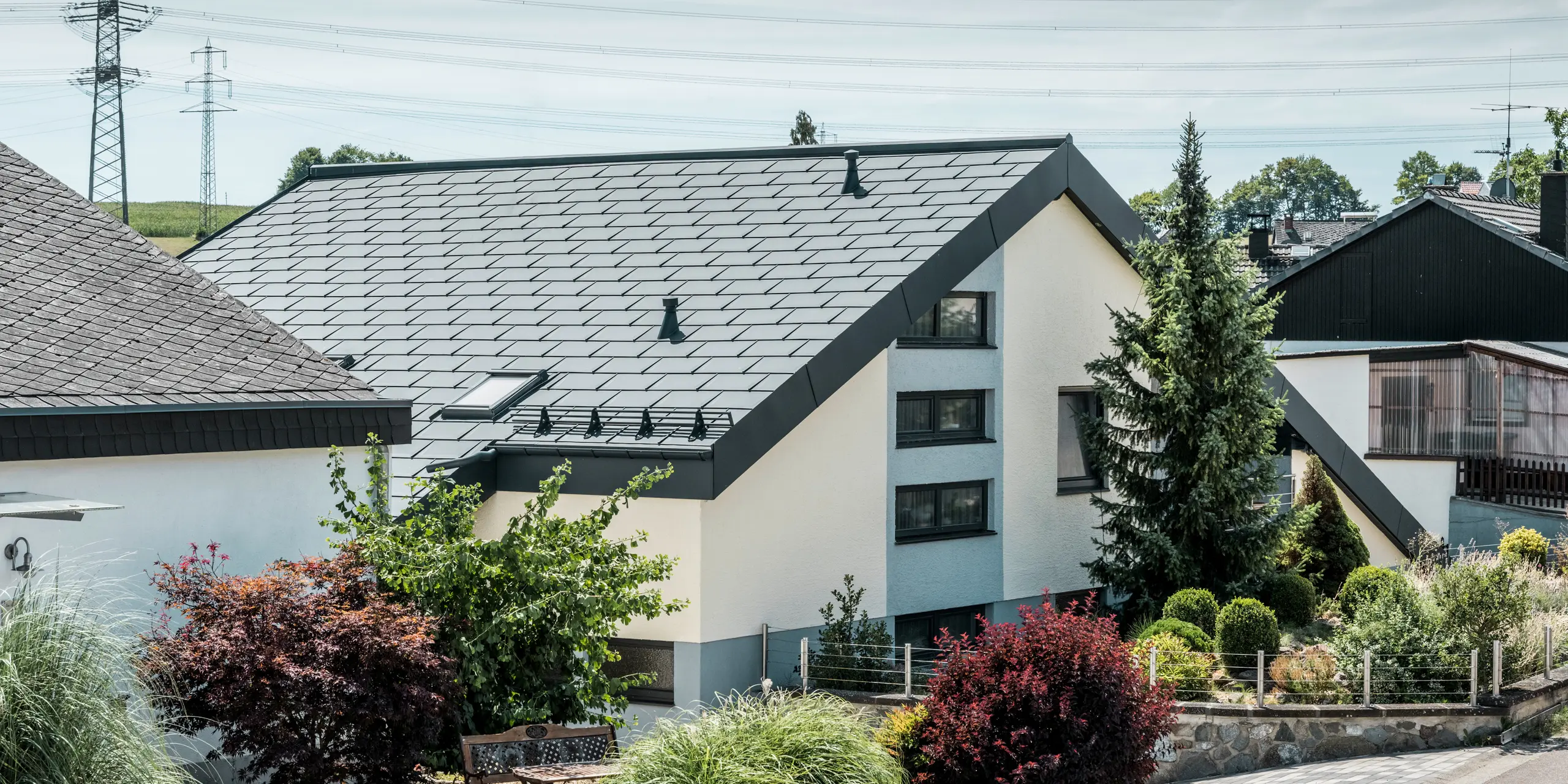Einfamilienhaus in Newel-Besslich mit PREFA Dachplatte R.16 und PREFA Dachentwässerungssystem in anthrazit