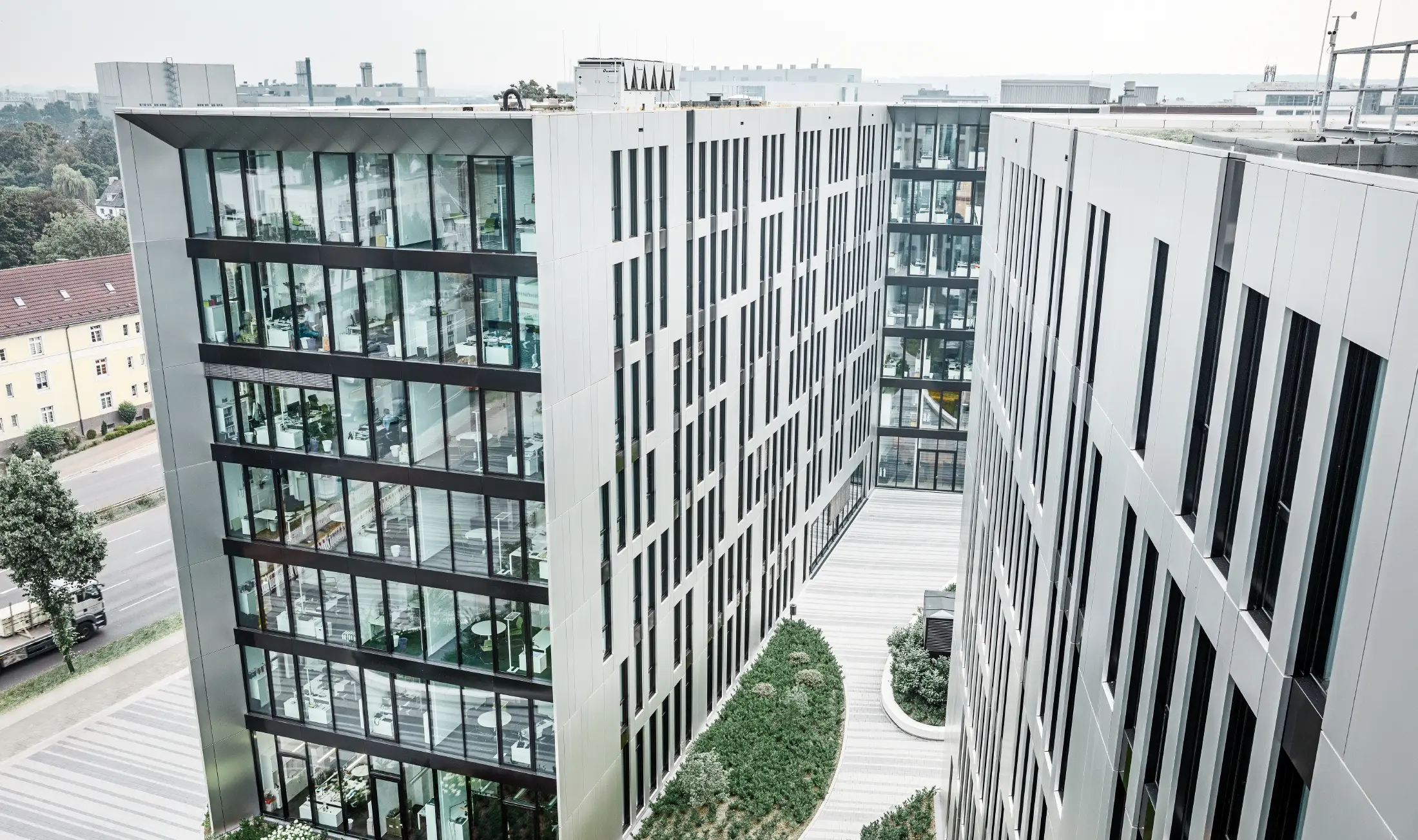 Futuristische Aluminiumfassade aus Aluminium Verbundplatte in aluminium gebürstet am Gebäudeensemble Clara und Robert im Zentrum von Düsseldorf.