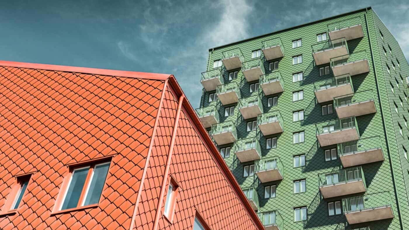Svenske bolighus med balkonger og PREFA veggrombe i grønt og mursteinsrødt.