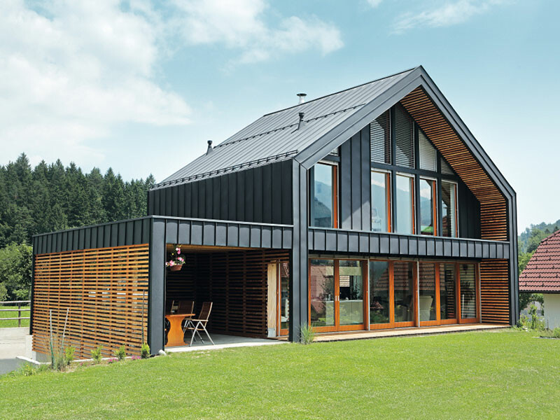 Bolighus med en fleksibel og holdbar PREFA tak- og fasadekledning av aluminium i antrasitt.