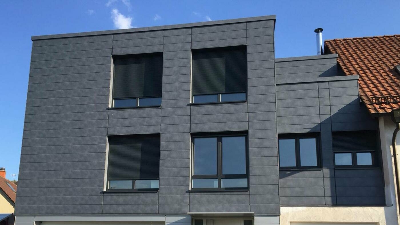 Fasadeutforming med aluminiumspanelene, Sidings i steingrått, fra PREFA.