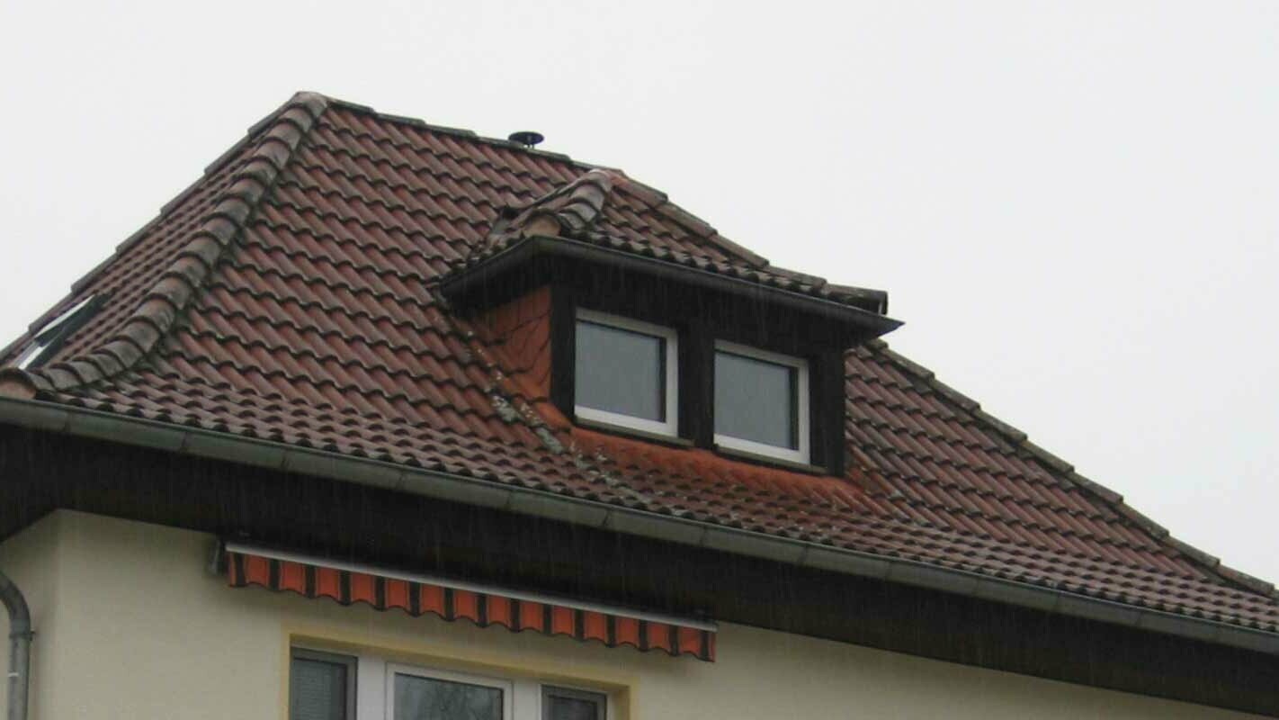 Valmtak med skrå kvist før renovering med PREFA takshingel