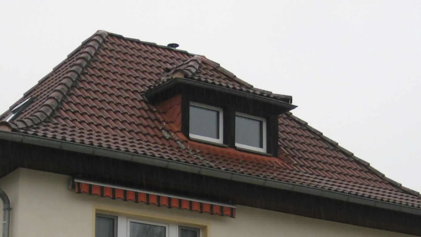 Valmtak med skrå kvist før renovering med PREFA takshingel