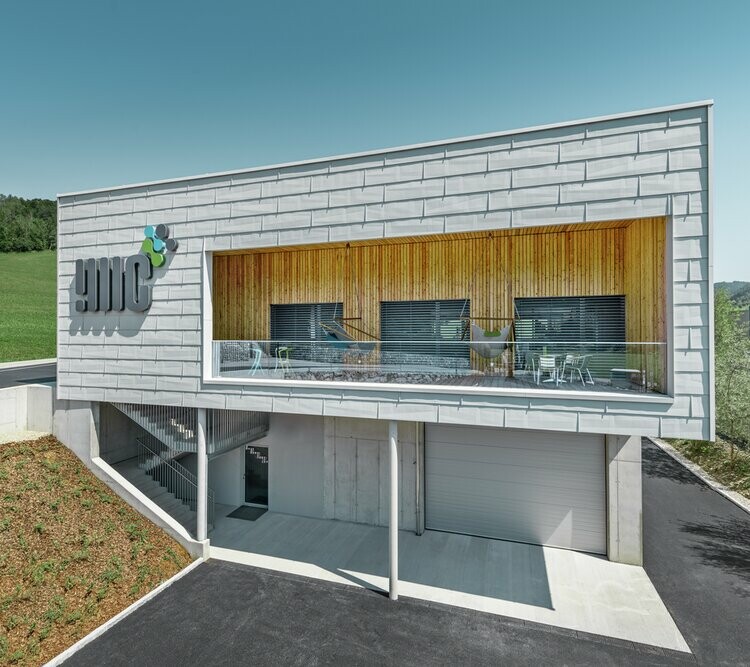 Bedriftslokale i Ybbsitz med flatt tak og påhengt aluminiumsfasade fra PREFA med fasadepanel FX.12 i Prefa hvit.