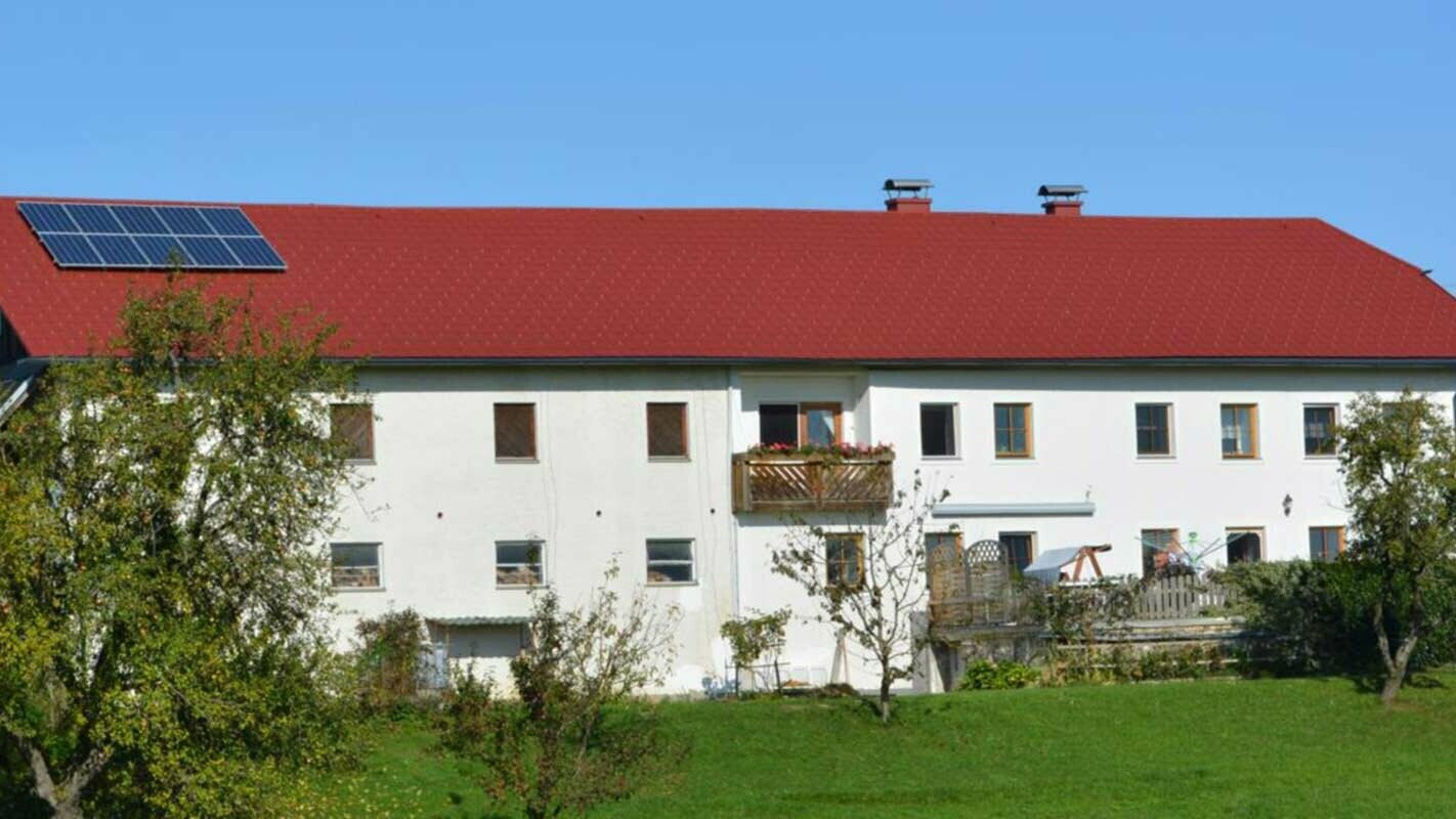 Gårdshus etter renovering av taket med PREFA takplate i Østerrike – før Eternit-fibersement