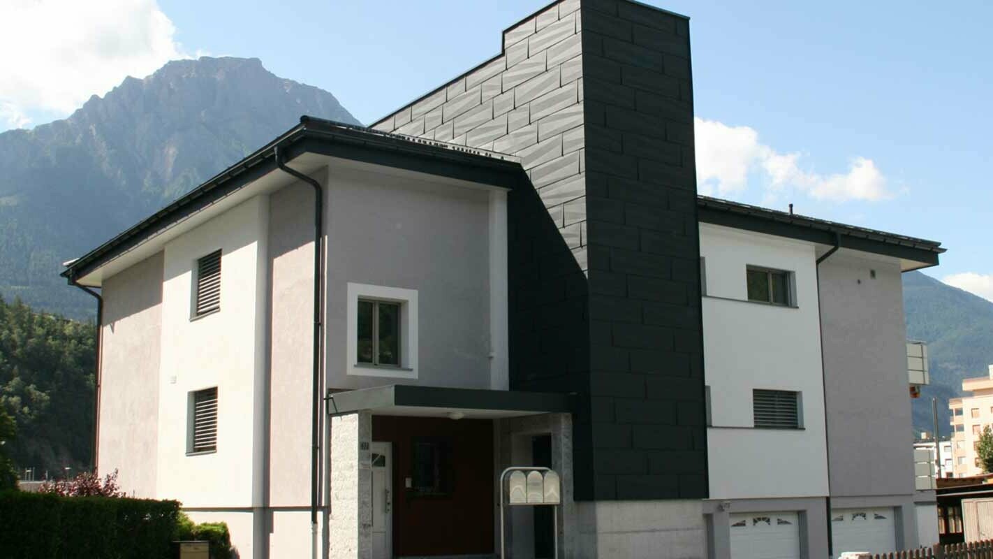 Husutbygging og fasadekledning med PREFA fasadepanel FX.12 i P.10 antrasitt