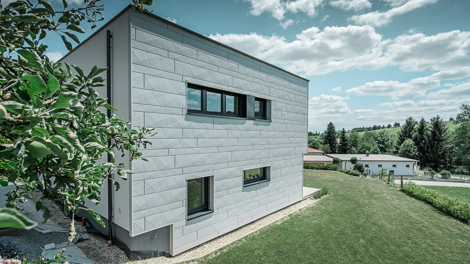 Sideutsnitt av en moderne enebolig med utsikt over Siding.X-fasaden.