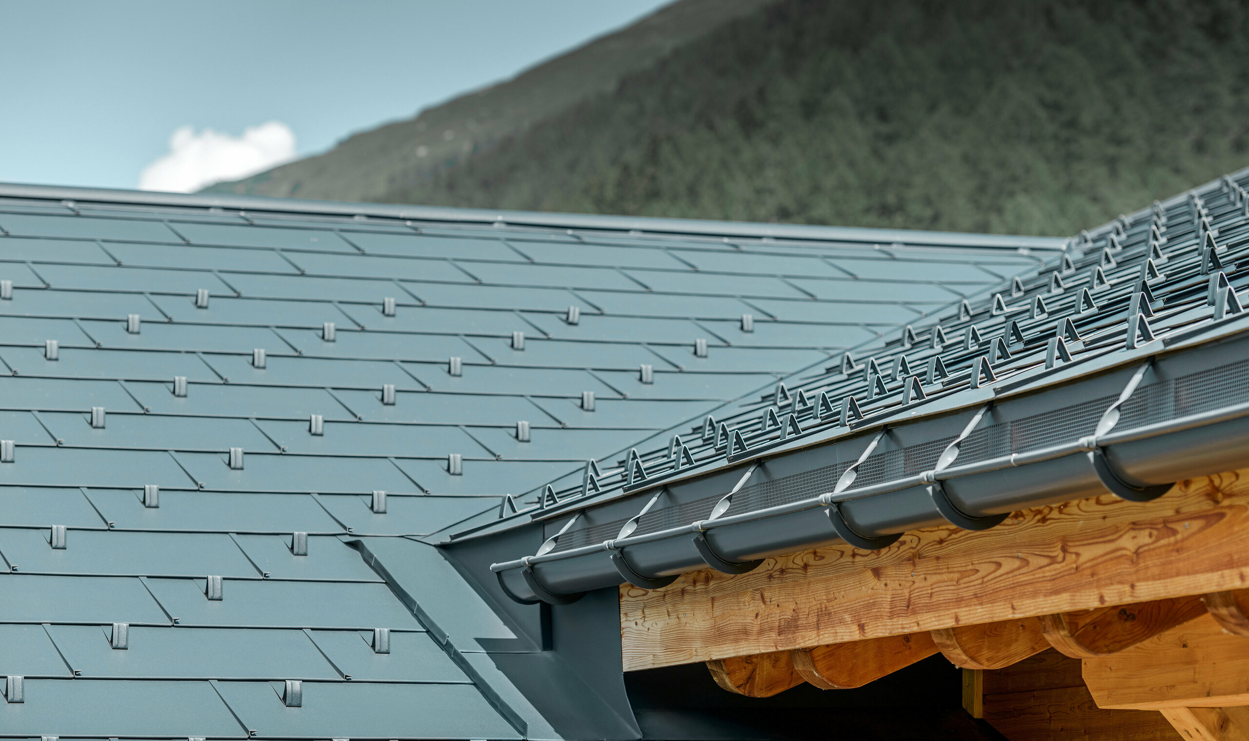 Detaljvisning av den nyrenoverte takflaten med PREFA takpanel FX.12 i antrasitt