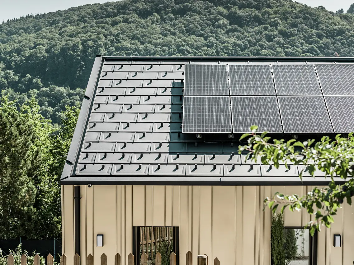 Utsikt mot en enebolig som er dekket av DS.19 med PREFAs monteringssystem for solceller.