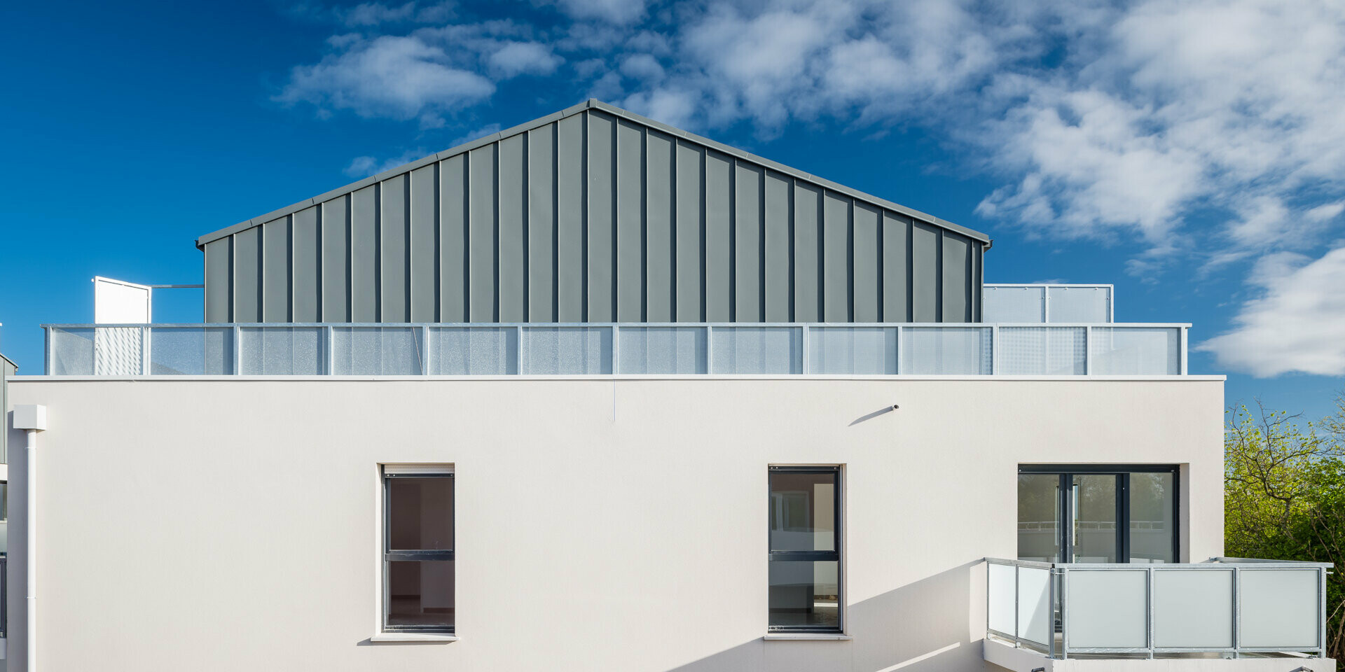 PREFALZ in P.10 Reinweiß und P.10 Hellgrau auf dem Dach und Teilen der Fassade des Wohnkomplexes Vila Nava in Villenave-d'Ornon