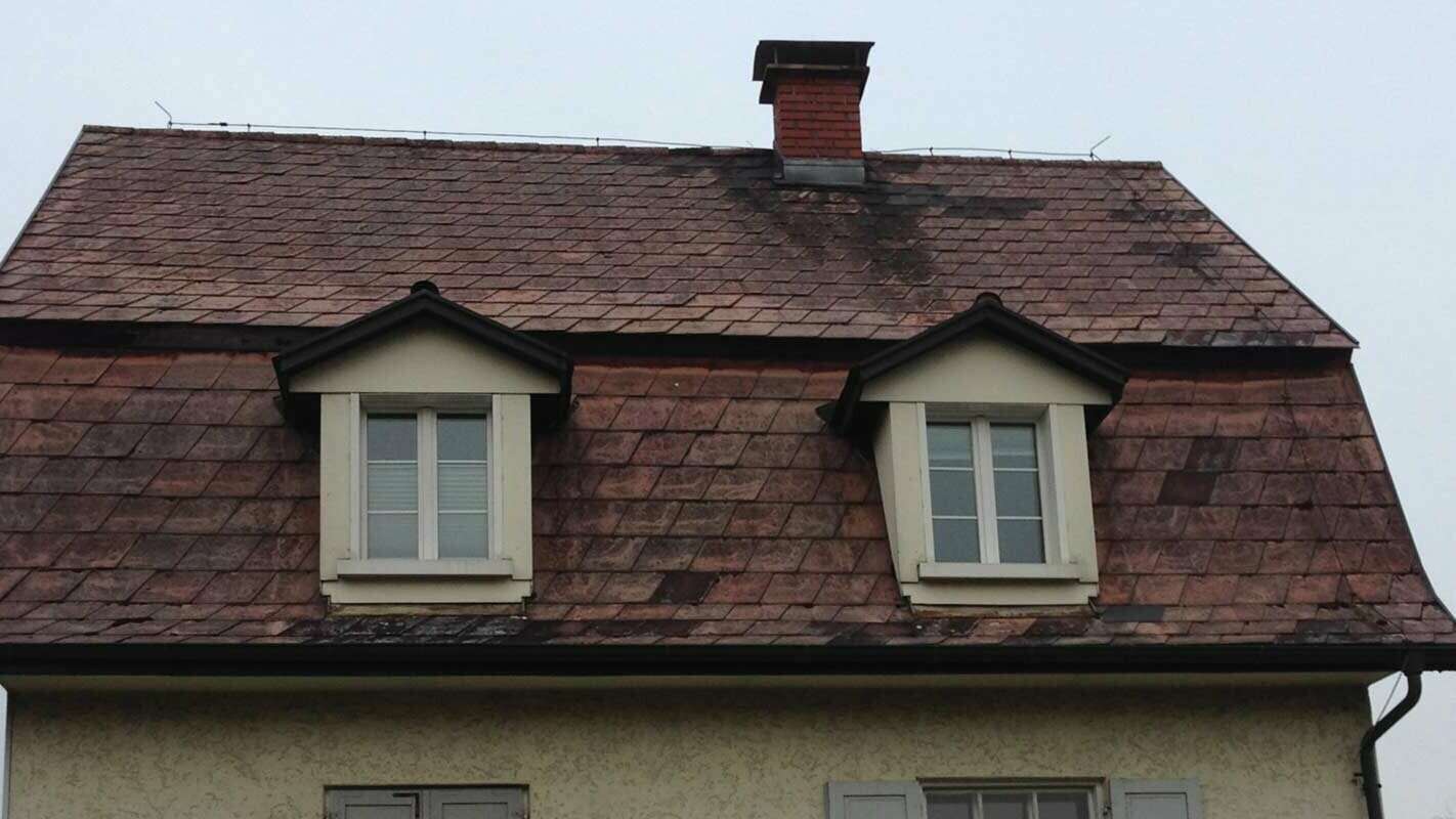 Mansardtak før renovering av taket med PREFA takplate inklusive kvistkledning