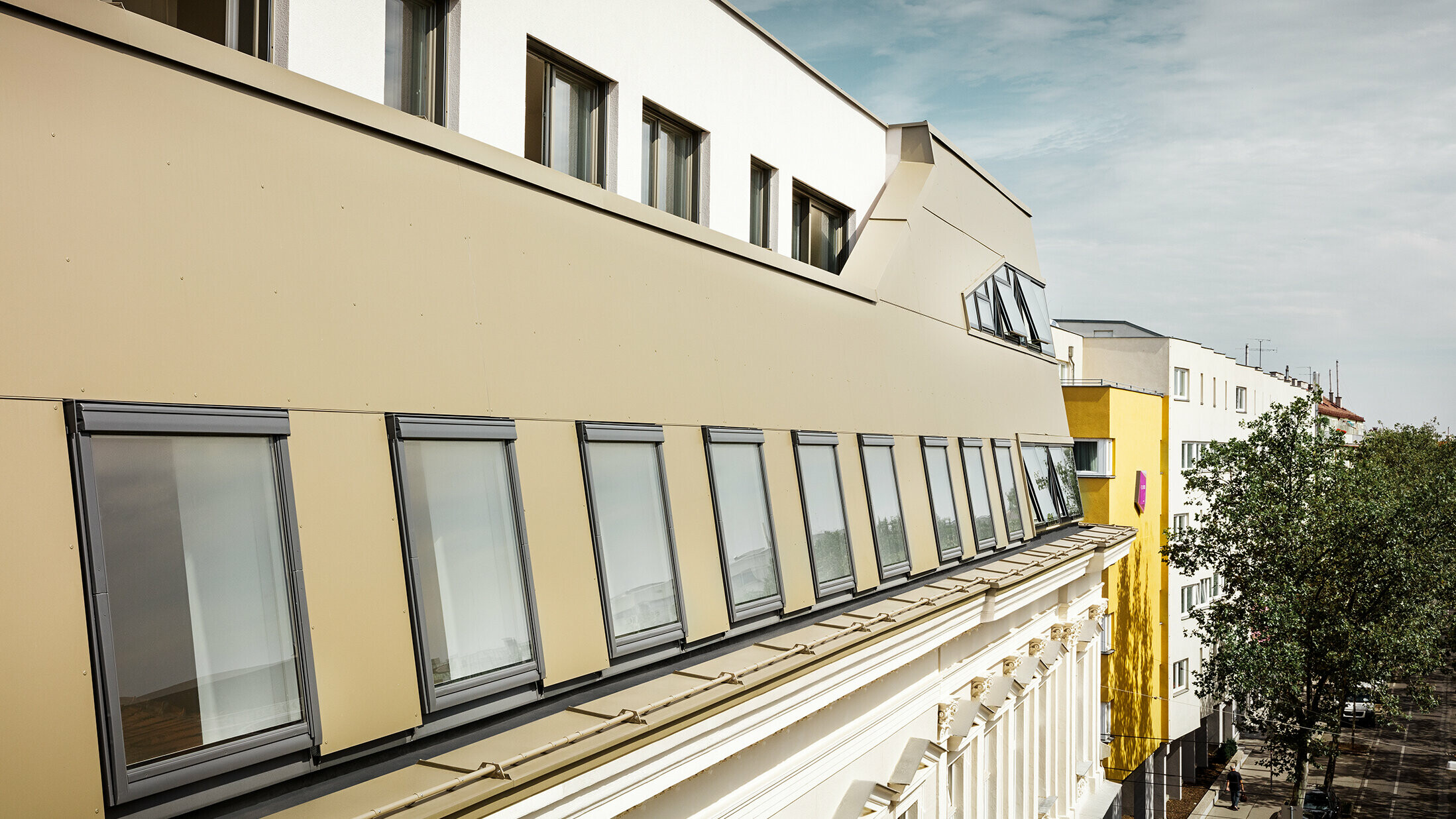 Takflateutbygging i Schloßhofer Straße i Wien med aluminiumskomposittplate i bronse fra PREFA