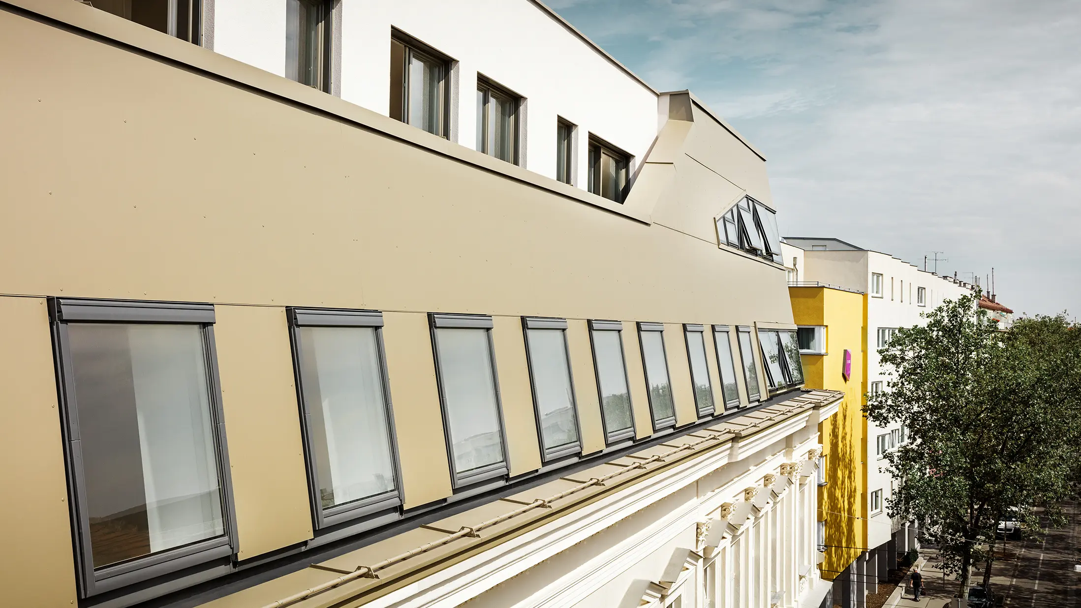 Takflateutbygging i Schloßhofer Straße i Wien med aluminiumskomposittplate i bronse fra PREFA