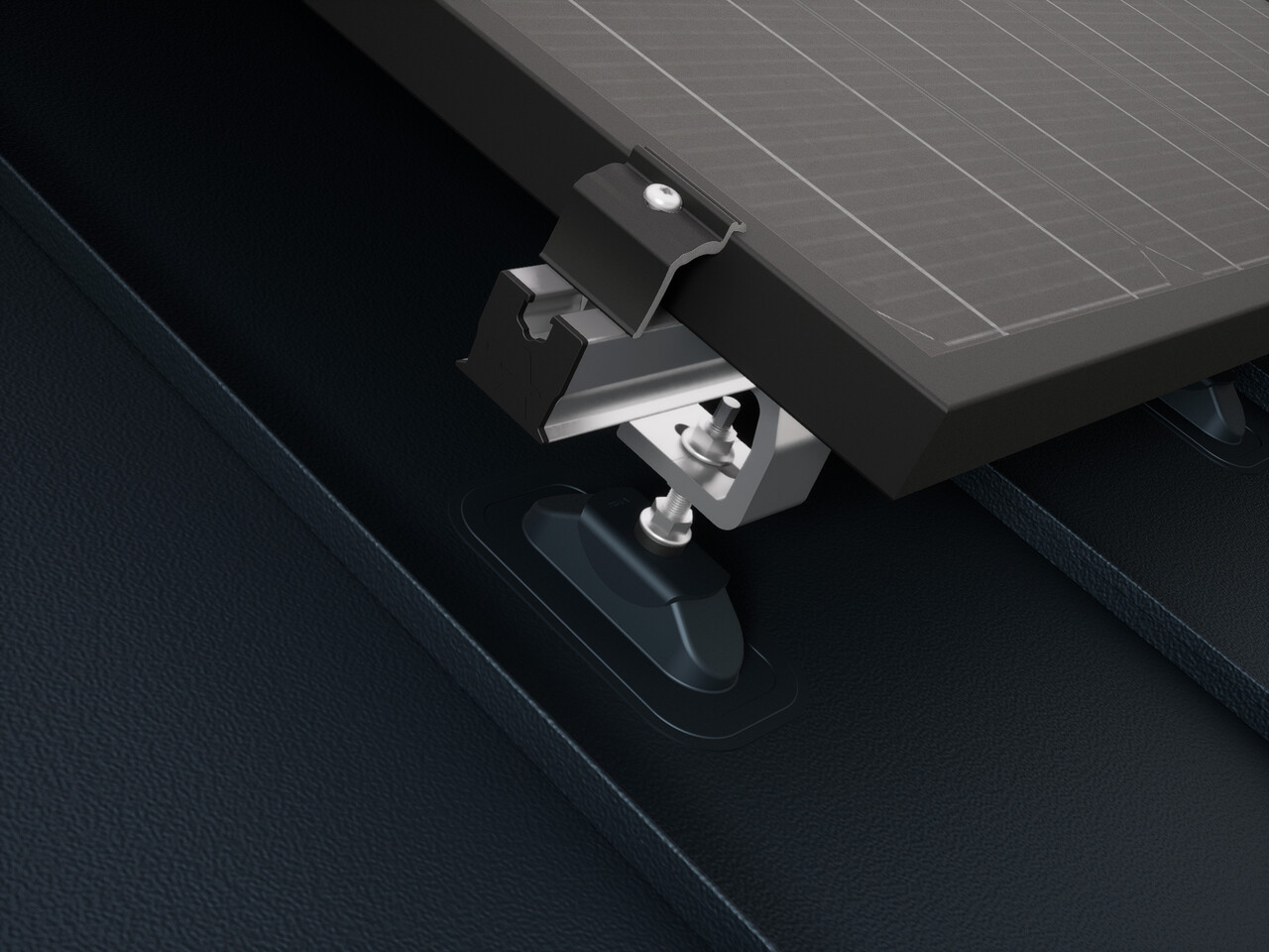 Nærbilde av PREVARIO Sunny solcelleholder, montert på et PREFALZ-tak som bærer profilskinnen. Solcellemodulet ble feste til profilskinnen med PREVARIO-endeklemmen.