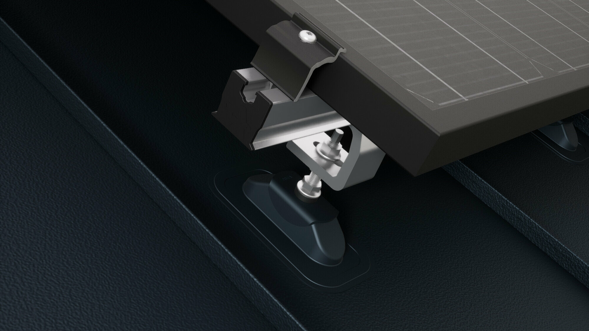 Nærbilde av PREVARIO Sunny solcelleholder, montert på et PREFALZ-tak som bærer profilskinnen. Solcellemodulet ble feste til profilskinnen med PREVARIO-endeklemmen.