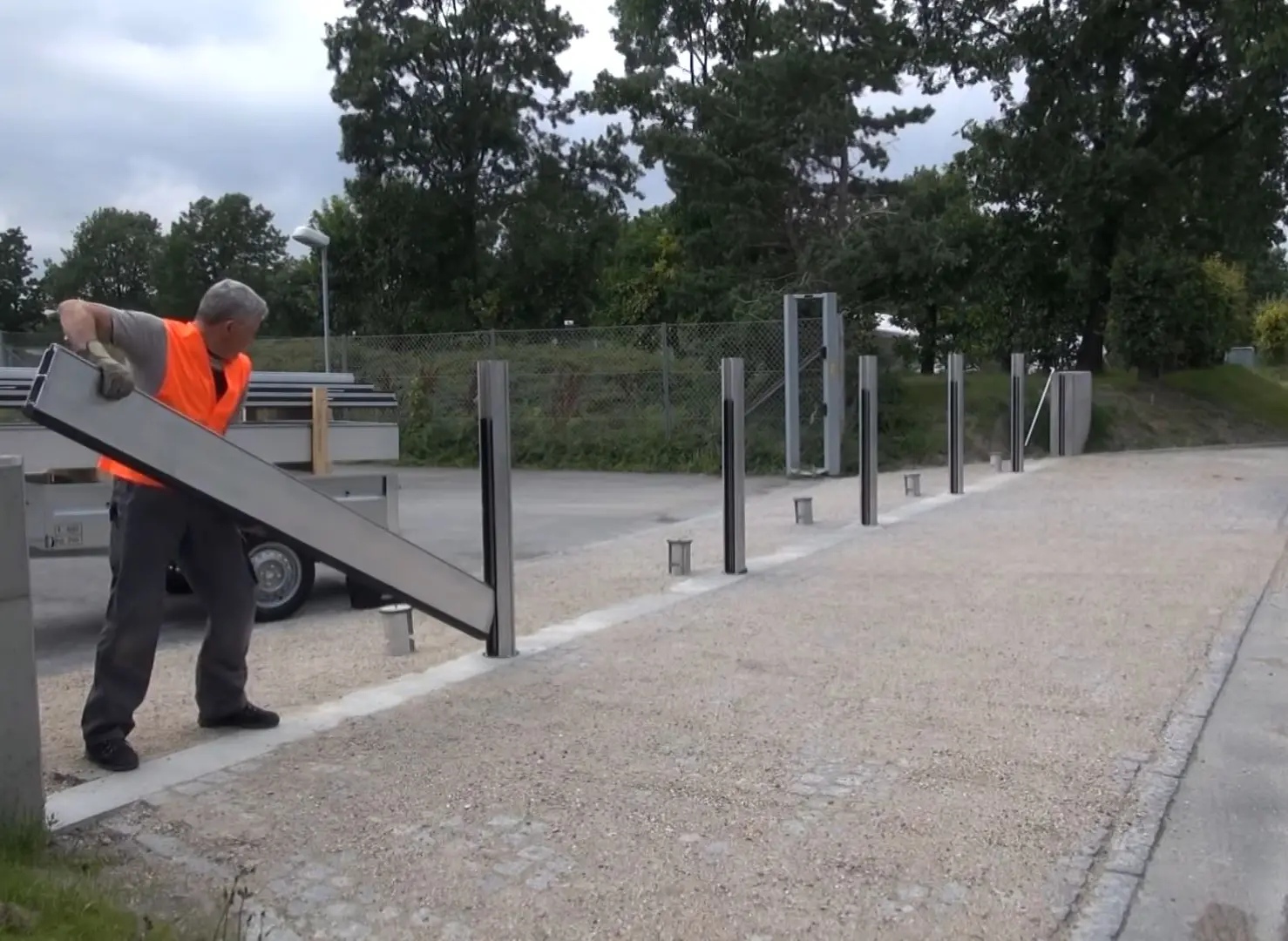 En mann installerer PREFA-flomvernsystemet.
