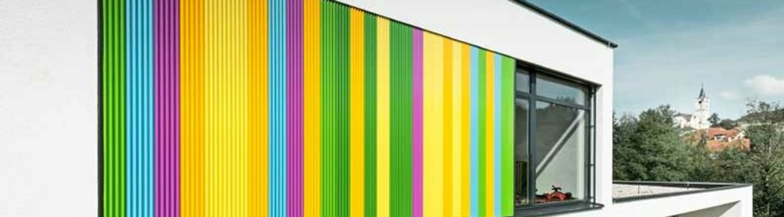 Moderne barnehage med fargerike detaljer fra PREFAs sikksakkprofil på fasaden