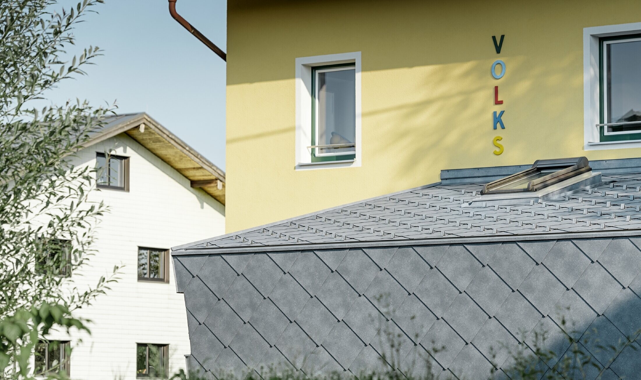 Zubau einer Volksschule eingedeckt mit der Dach- und Wandraute aus Aluminium von PREFA in steingrau
