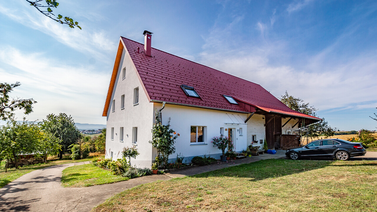 Gammel liten bondegård, vakkert renovert med PREFA takplate i oksydrød.