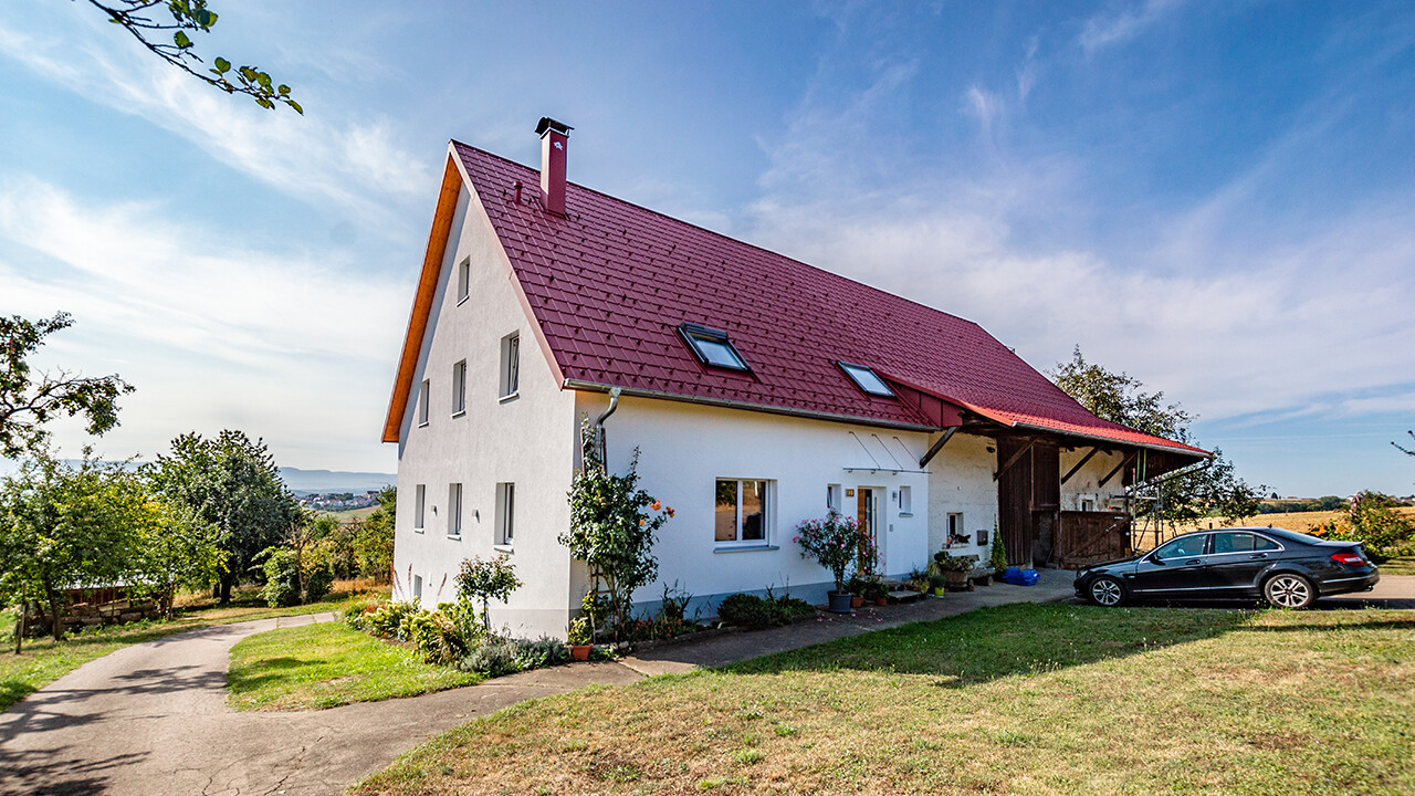 Gammel liten bondegård, vakkert renovert med PREFA takplate i oksydrød.