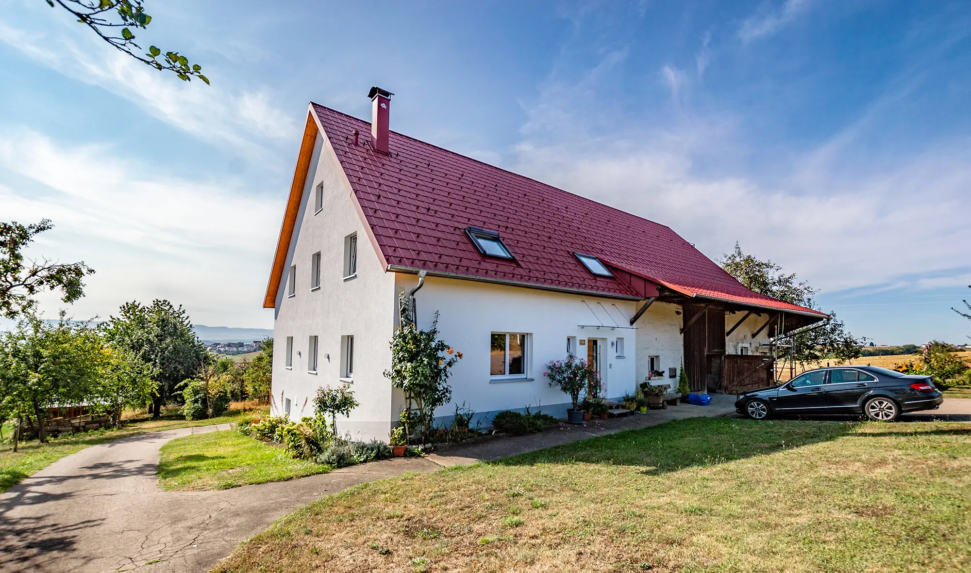 Gammel liten bondegård, vakkert renovert med PREFA takplate i oksydrød.
