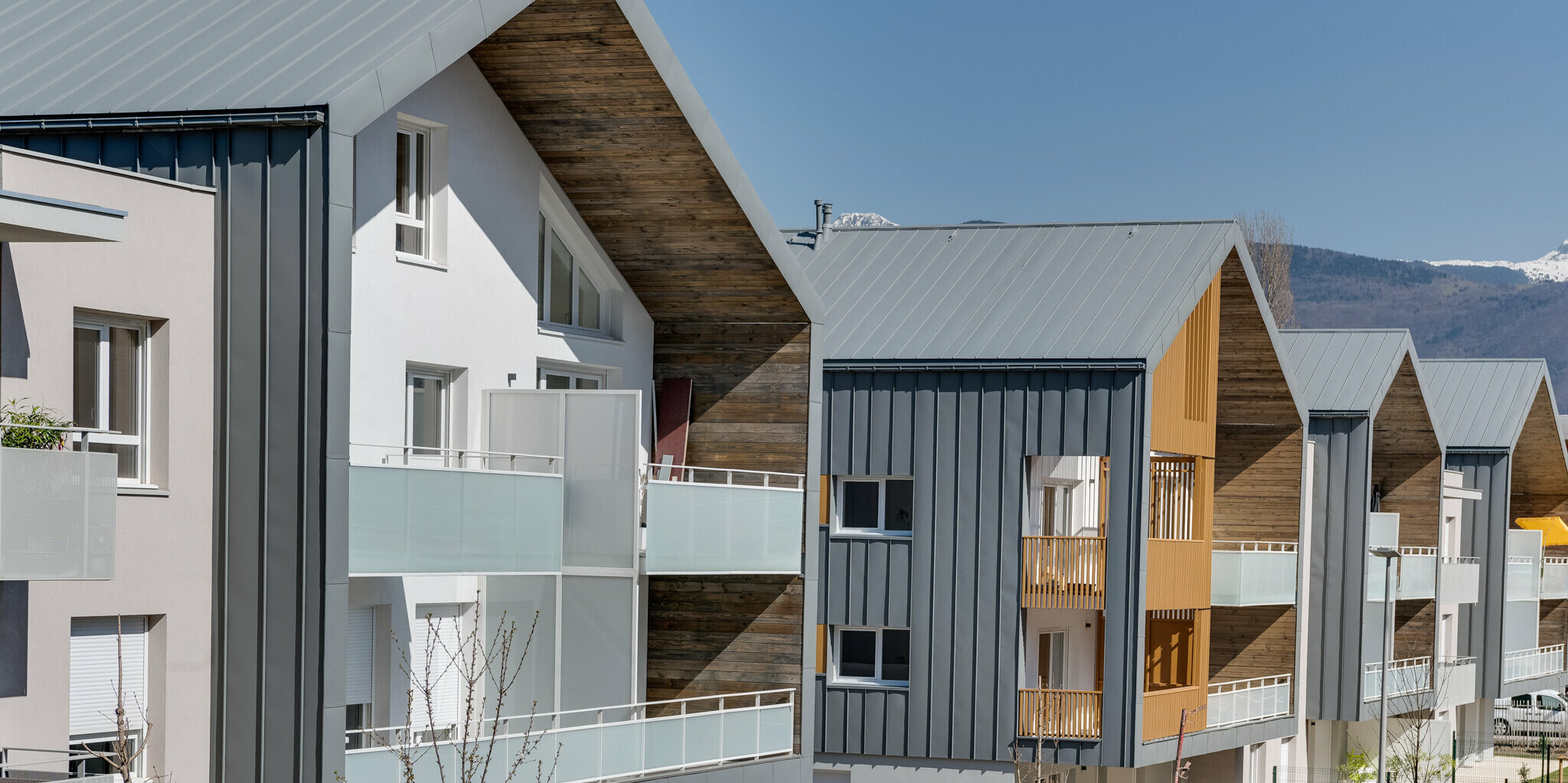 Die Résidence L’Athéna besteht aus mehreren Gebäudeteilen, die mit PREFALZ in P.10 Hellgrau verkleidet wurden. Die Wohnanlage wurde von ARCANE Architectes in Varces-Allières-et-Risset, Freankreich errichtet.