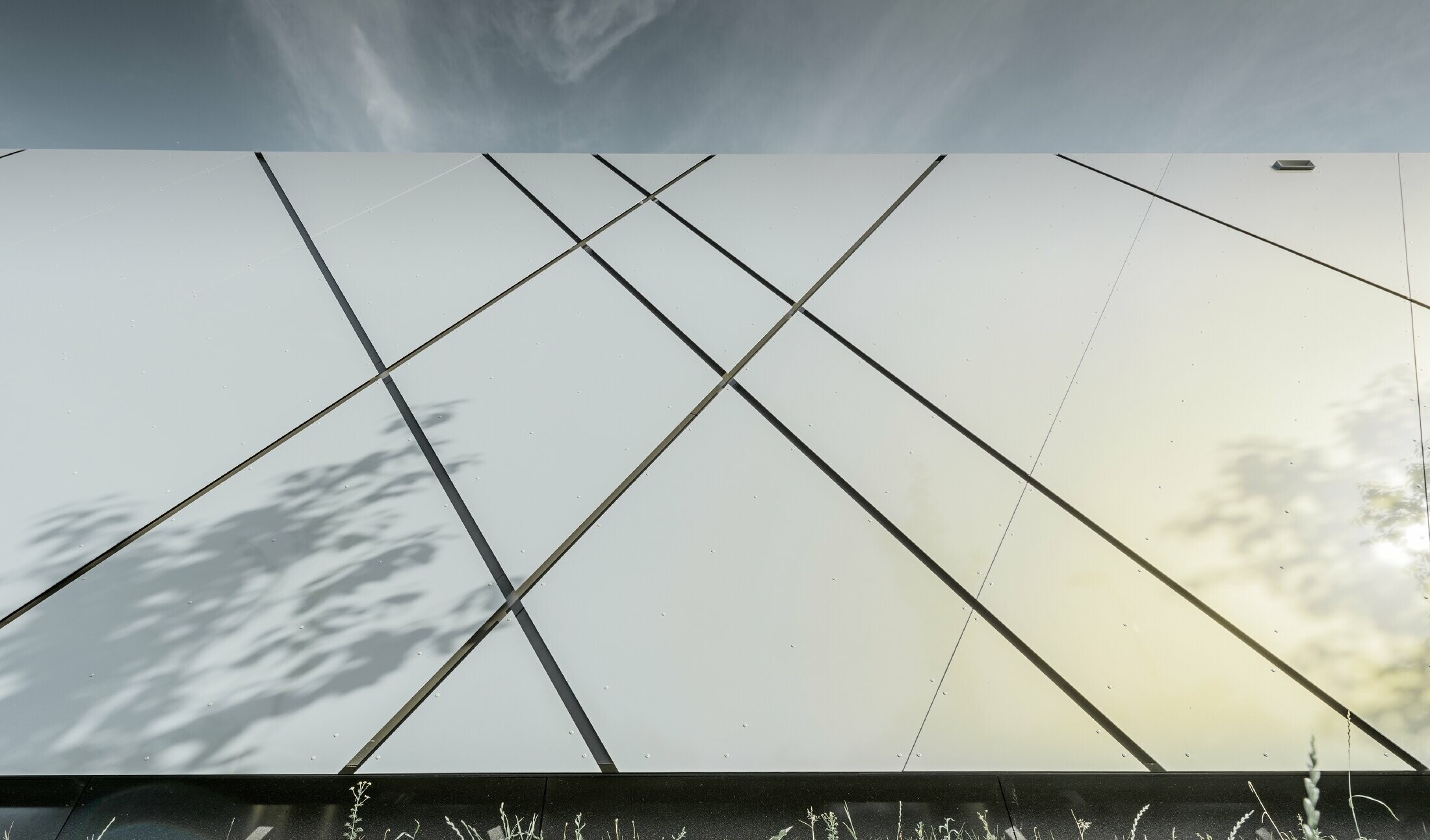 Fugebilde av Eurospar filialen i Wels. Klinket fasadekledning med PREFA aluminiumskomposittplate i sølv gull