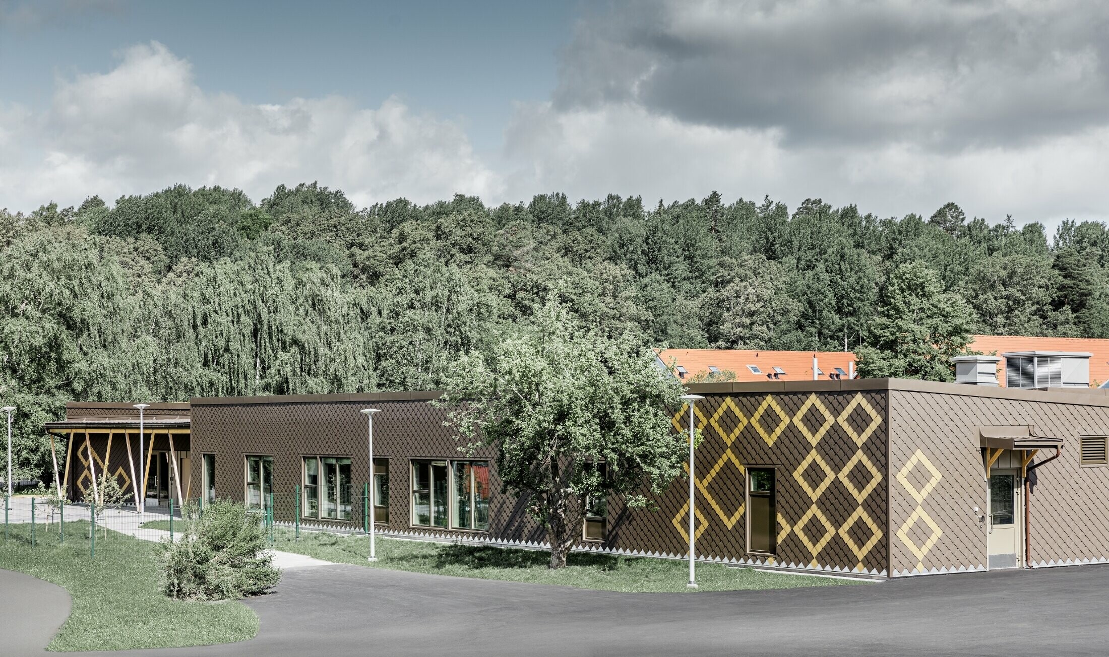 Fasadekledningen på førskolen i Stockholm er utført med PREFA veggrombe 20 i brun og mayagull.