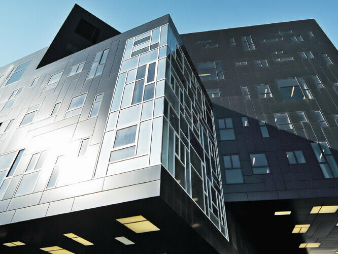 Wirtschaftsuniversität Wien med PREFA aluminiums-komposittplater i dyp svart
