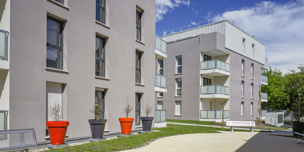 PREFALZ in P.10 Reinweiß und P.10 Hellgrau auf dem Dach und Teilen der Fassade des Wohnkomplexes Vila Nava in Villenave-d'Ornon