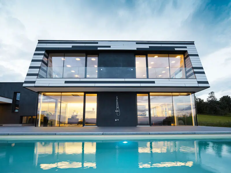 Villa med flerfargede PREFA side-fasade i antrasitt matt og sølv, inklusive skyggefuger.