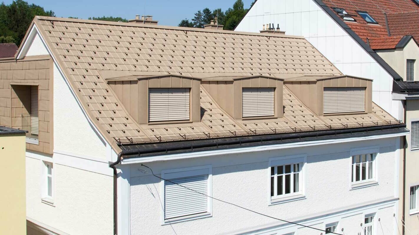 Renovering av tak med PREFA takpanel FX.12 i sandbrunt og tre kvister