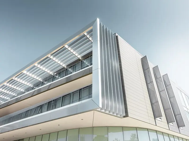 seitliche Außenansicht des Petronas Forschungszentrums in Turin (Italien. Die Fassade ist mit dem Produkt Siding in 3 Sonderfarben, P.10 Anthrazit und P.10 Hellgrau eingekleidet.