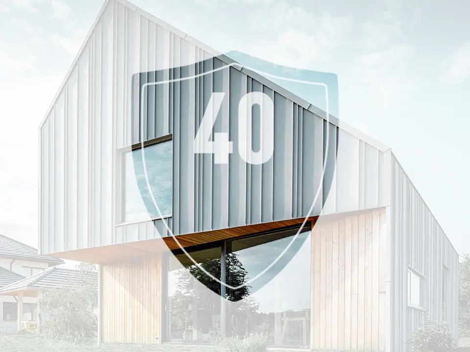 Bildet viser et skilt med tallet «40», som skal representere garantien på PREFAs aluminiumsprodukter, foran en moderne enebolig.