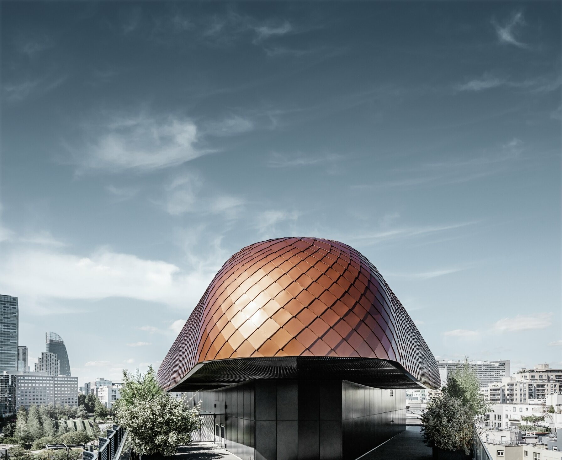 Det runde påbygget til kontorbygningen Black Pearl i Paris er kledd med PREFA takrombe 29 × 29.