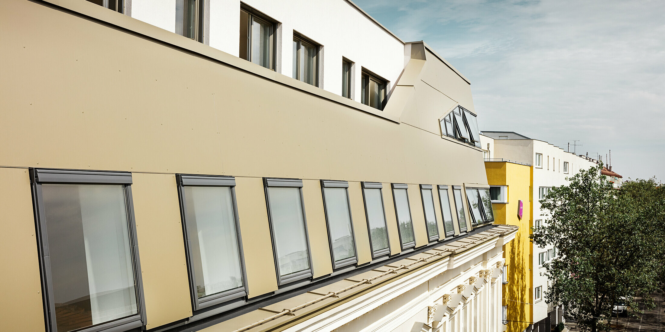 Takflateutbygging i Schloßhofer Straße i Wien med aluminiumskomposittplate i bronse fra PREFA
