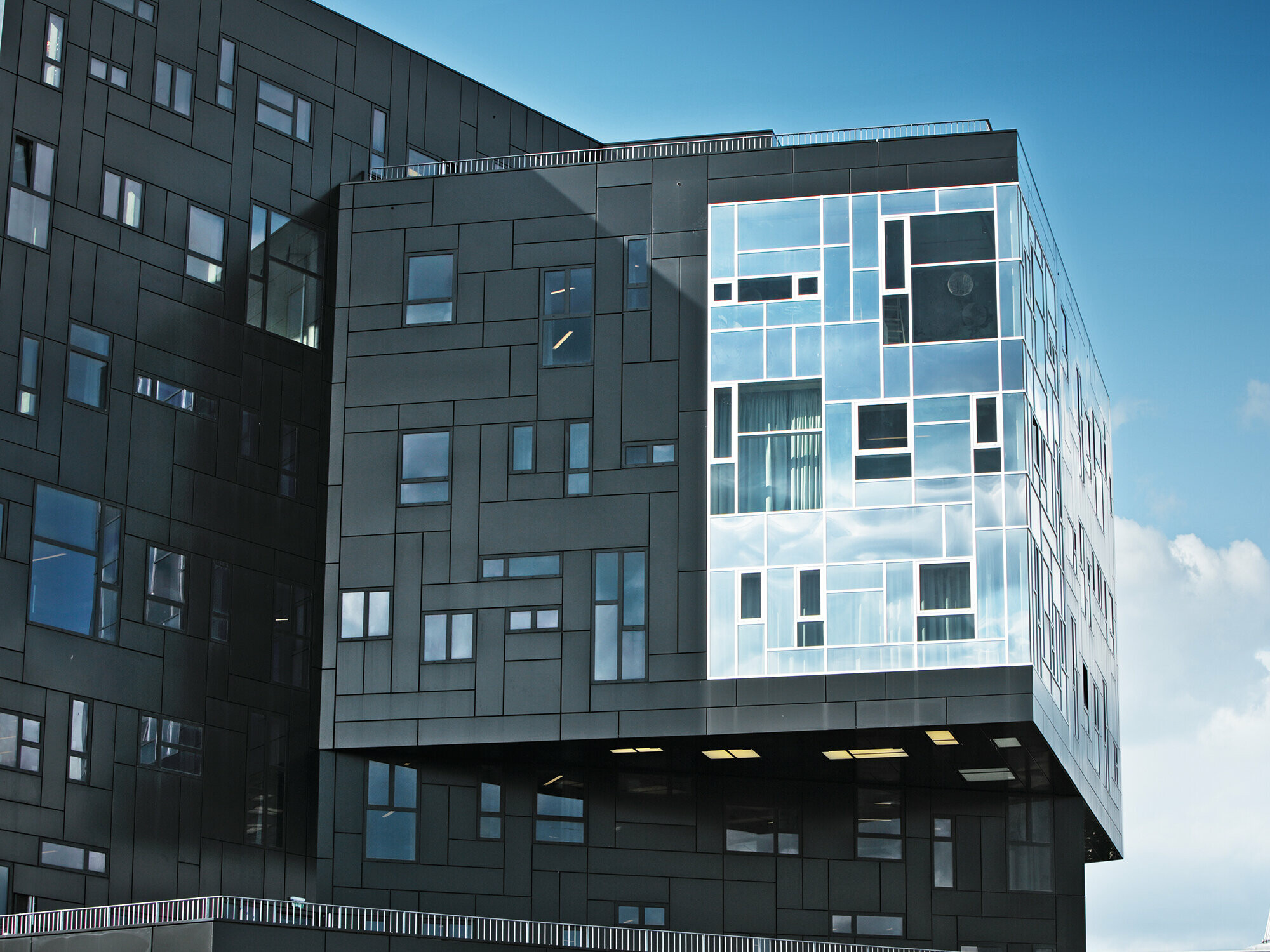 Opptak fra WU Executive Academy med fokus på PREFA komposittplatefasaden i dyp svart og den skinnende vindusdelen.