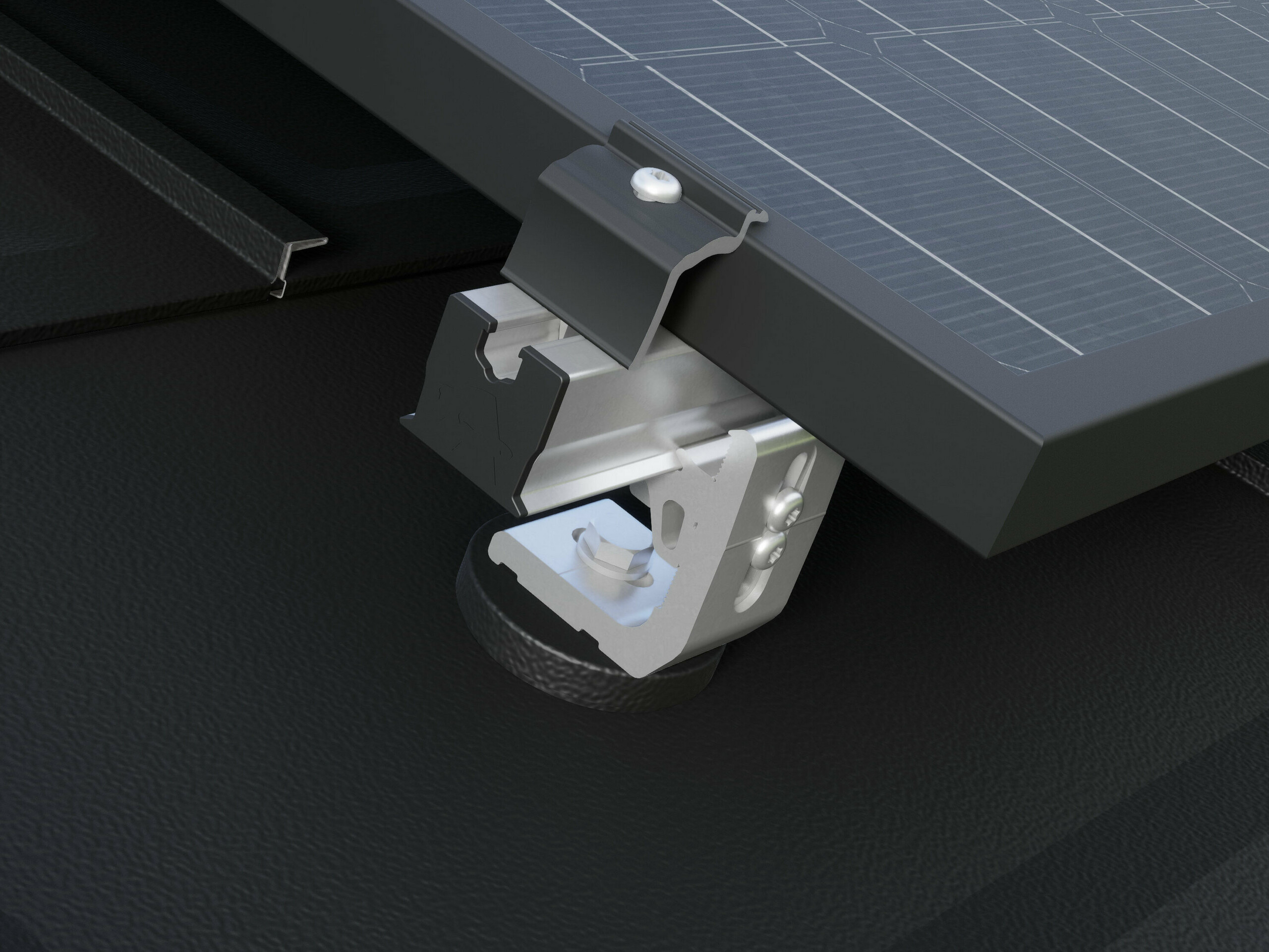 Nærbilde av PREVARIO 3.S holder for solcellepanel, montert på et mørkt PREFA-tak som bærer profilskinnen. Solcellemodulet er feste til profilskinnen med PREVARIO-endeklemme.