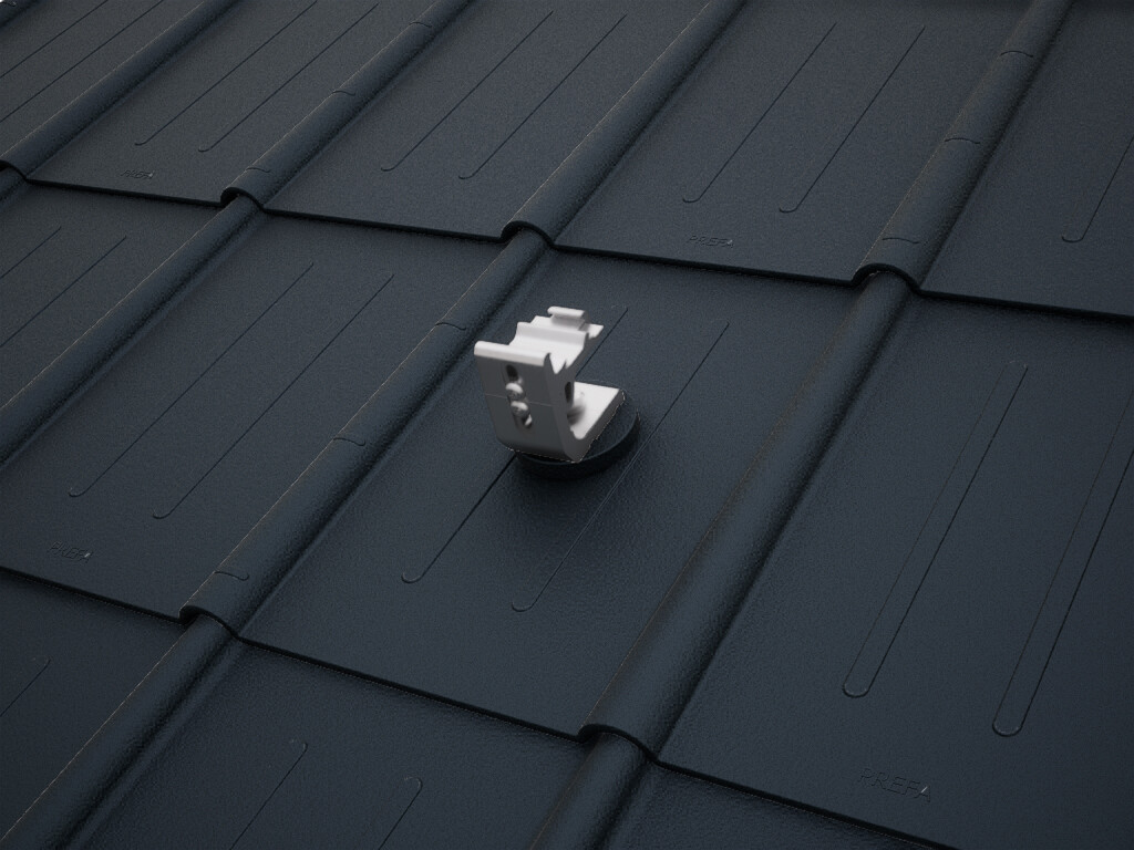Detailansicht des PREVARIO 3.S Solarhalters, montiert auf einem dunklen Dach mit PREFA Dachplatten.