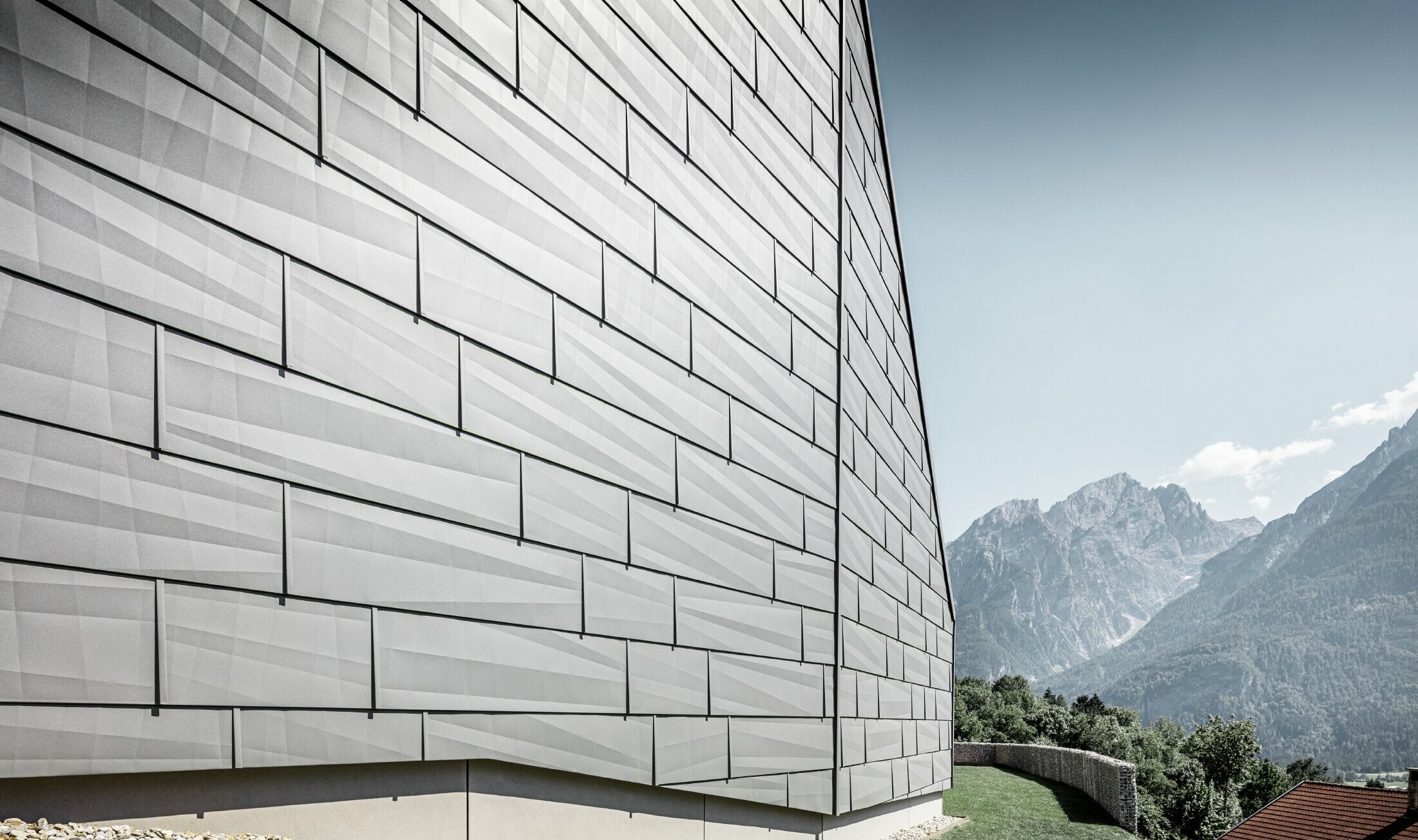 Den værutsatte siden av eneboligen i Lienz, Østerrike, er kledd med PREFA fasadepanel FX.12 i P.10 lysegrå.