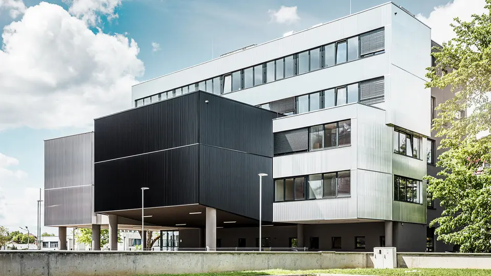 Sidevisning av musikkskolen i Bjevolar med en moderne PREFA-fasade i sikksakkprofil. Fasaden er holdt i svart og aluminiumblank, og de geometriske formene gir et markant, minimalistisk design.