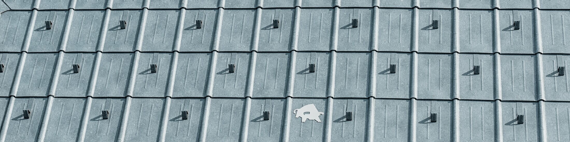 PREFA takplate med PREFA-logoen i P.10 steingrå; tak med PREFA metalltak