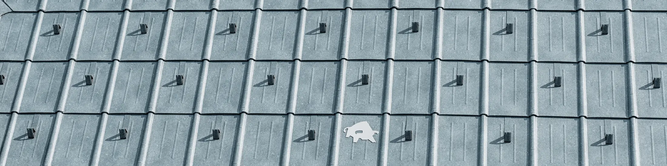 PREFA takplate med PREFA-logoen i P.10 steingrå; tak med PREFA metalltak