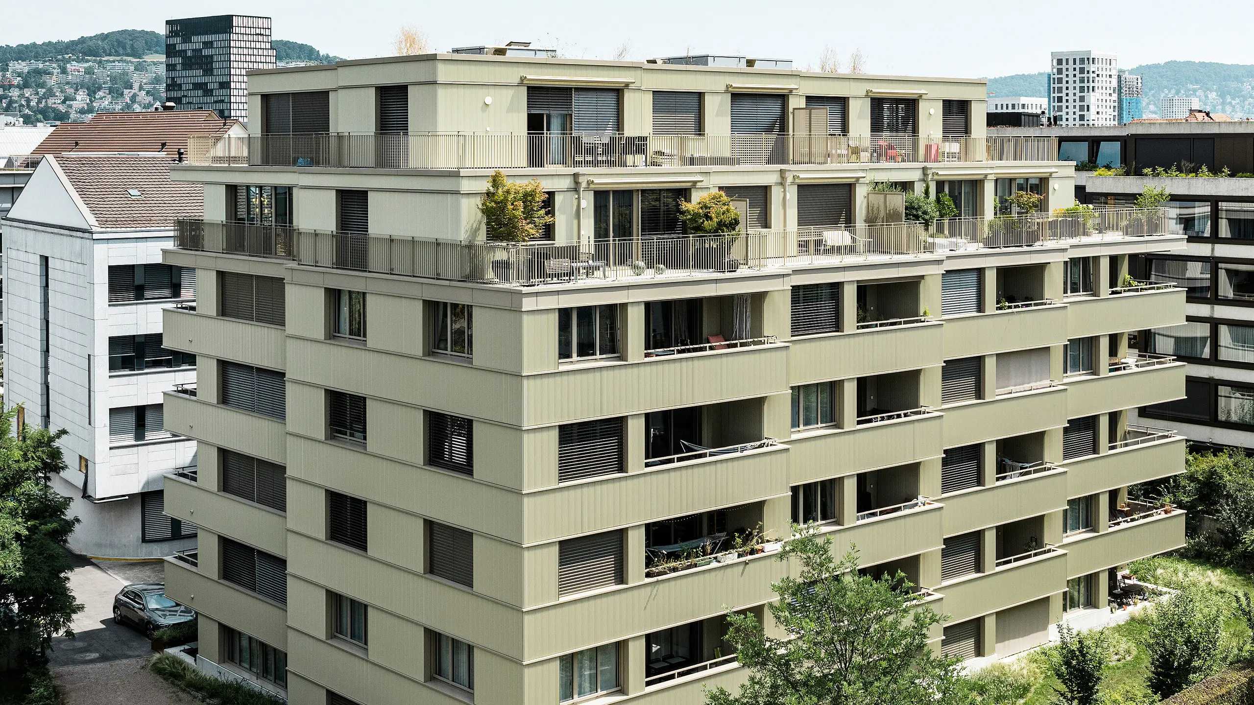 Det moderne boligbygget «Stetterhaus» i Altstetten, Zürich, er omgitt av en unik fasade – PREFA takstein med sikksakkprofil i spesialfargen perlemorsmetallisk.