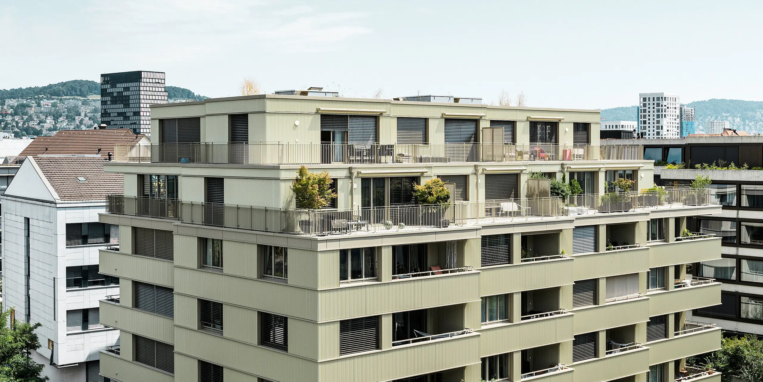 Det moderne boligbygget «Stetterhaus» i Altstetten, Zürich, er omgitt av en unik fasade – PREFA takstein med sikksakkprofil i spesialfargen perlemorsmetallisk.