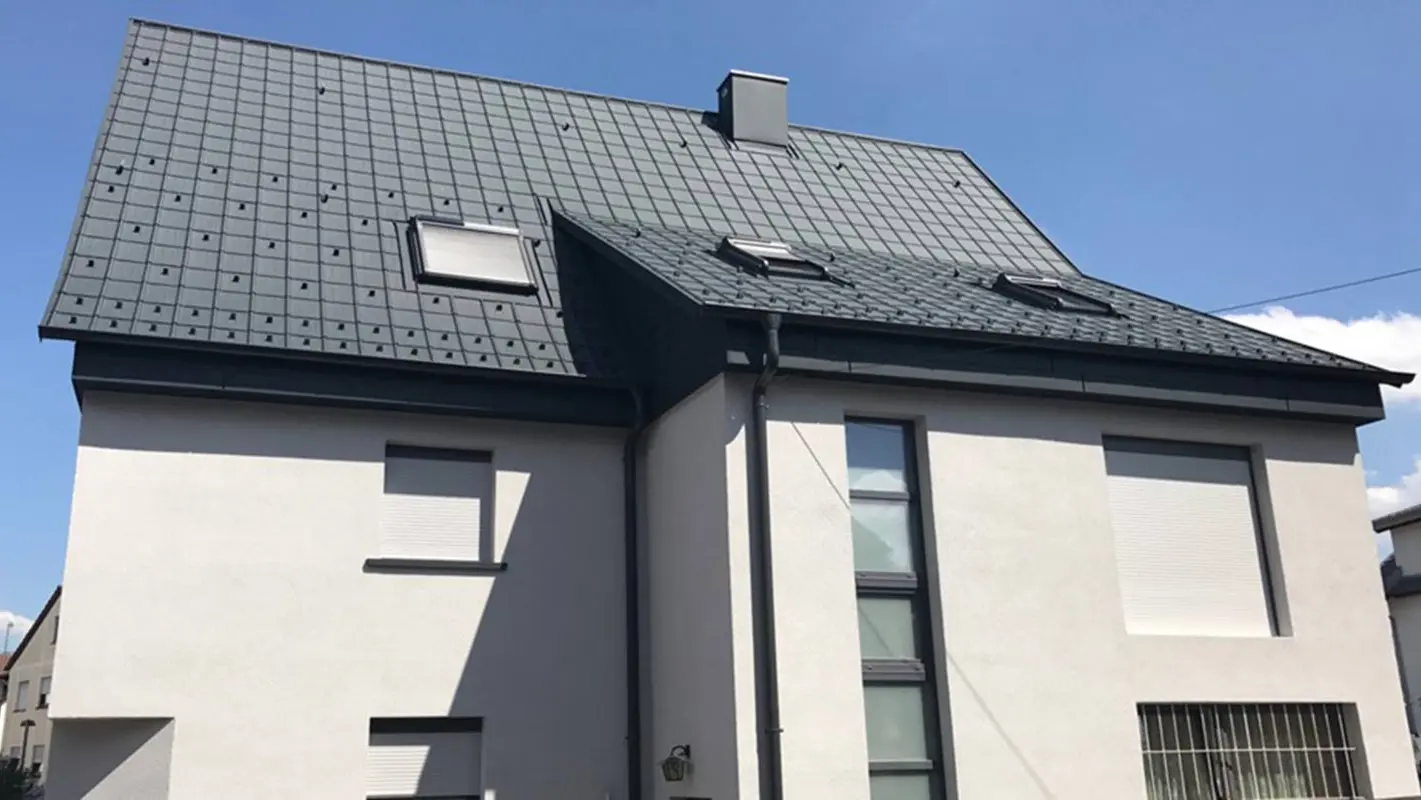 Renovering av et saltak med PREFA takplate, hvit fasade